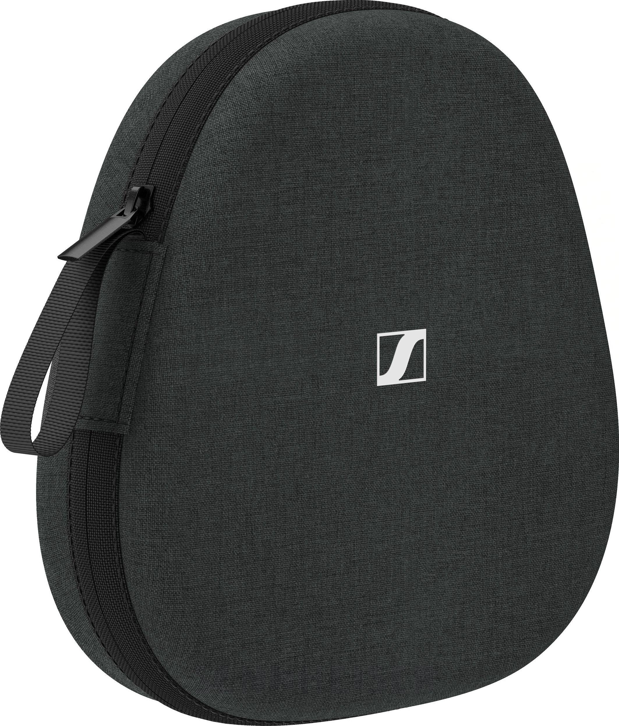 Un étui gris foncé pour casque. Il a une fermeture éclair noire, une poignée et un logo Sennheiser blanc.