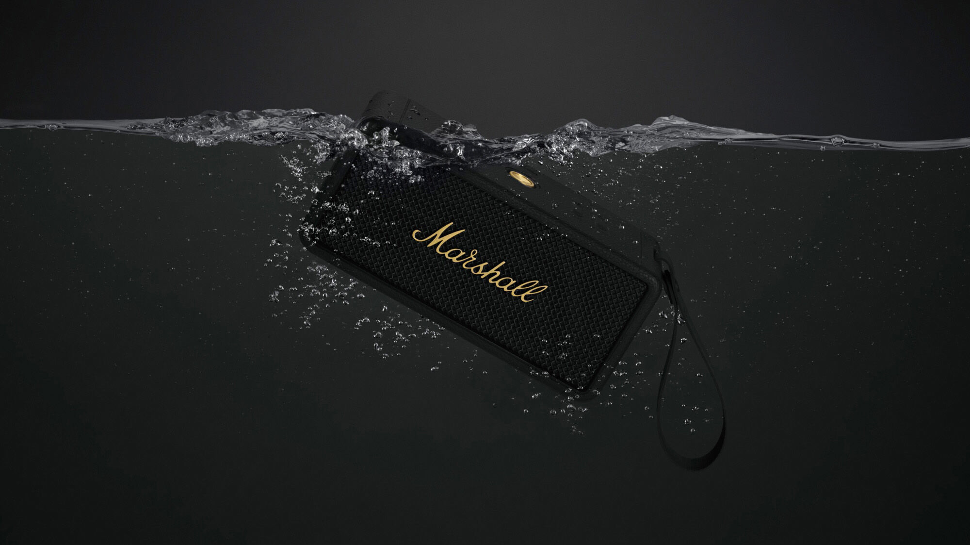 Ein schwarzer Marshall-Lautsprecher, der in Wasser mit Blasen untergetaucht ist.
