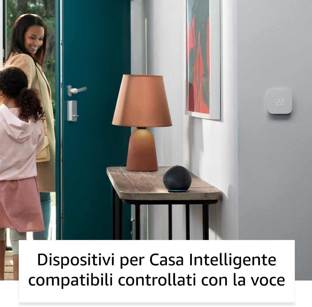 Une femme et une fille entrant dans une maison, avec une configuration domotique visible.