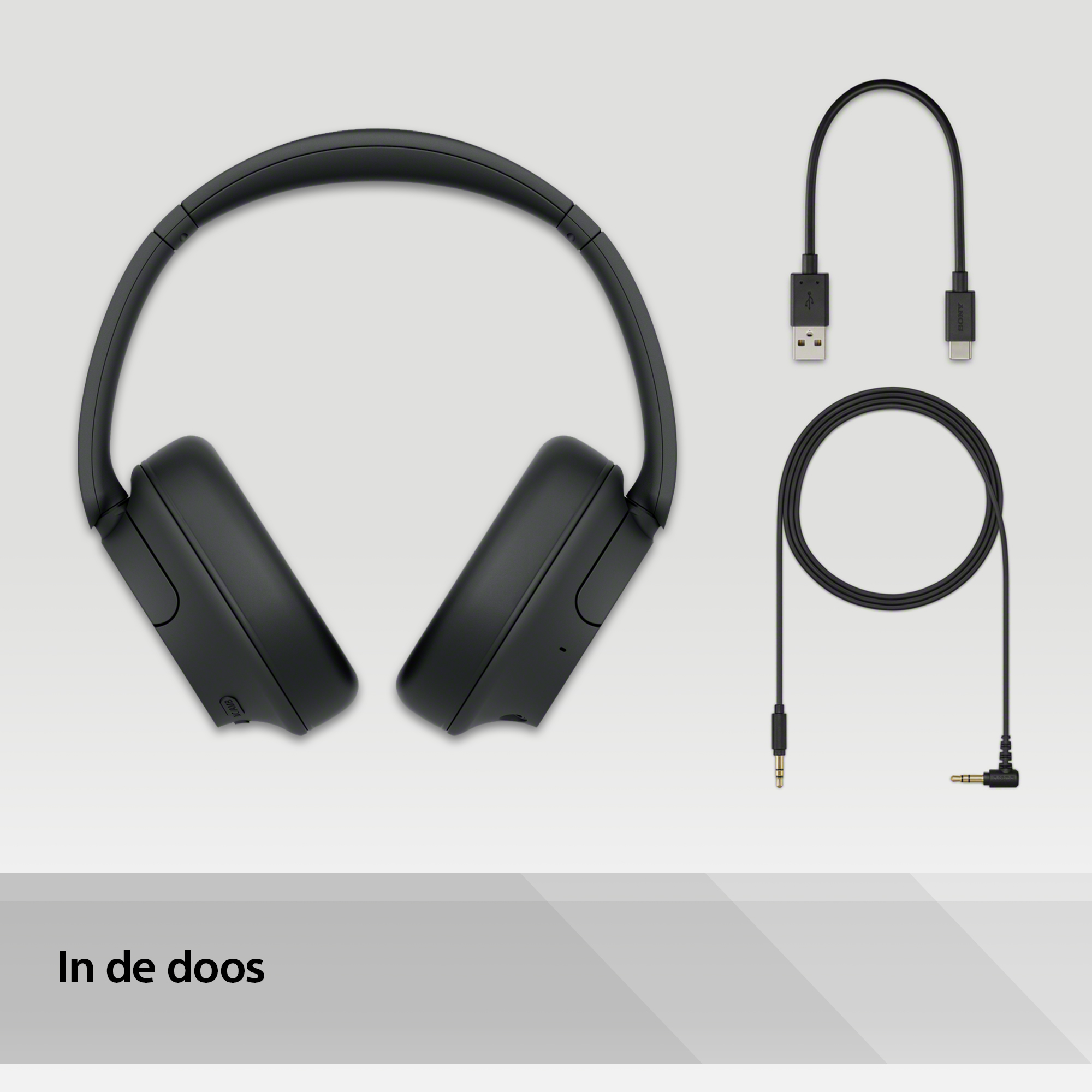 Zwarte koptelefoon met een USB-kabel, een USB-C-kabel en een 3,5 mm audiokabel.