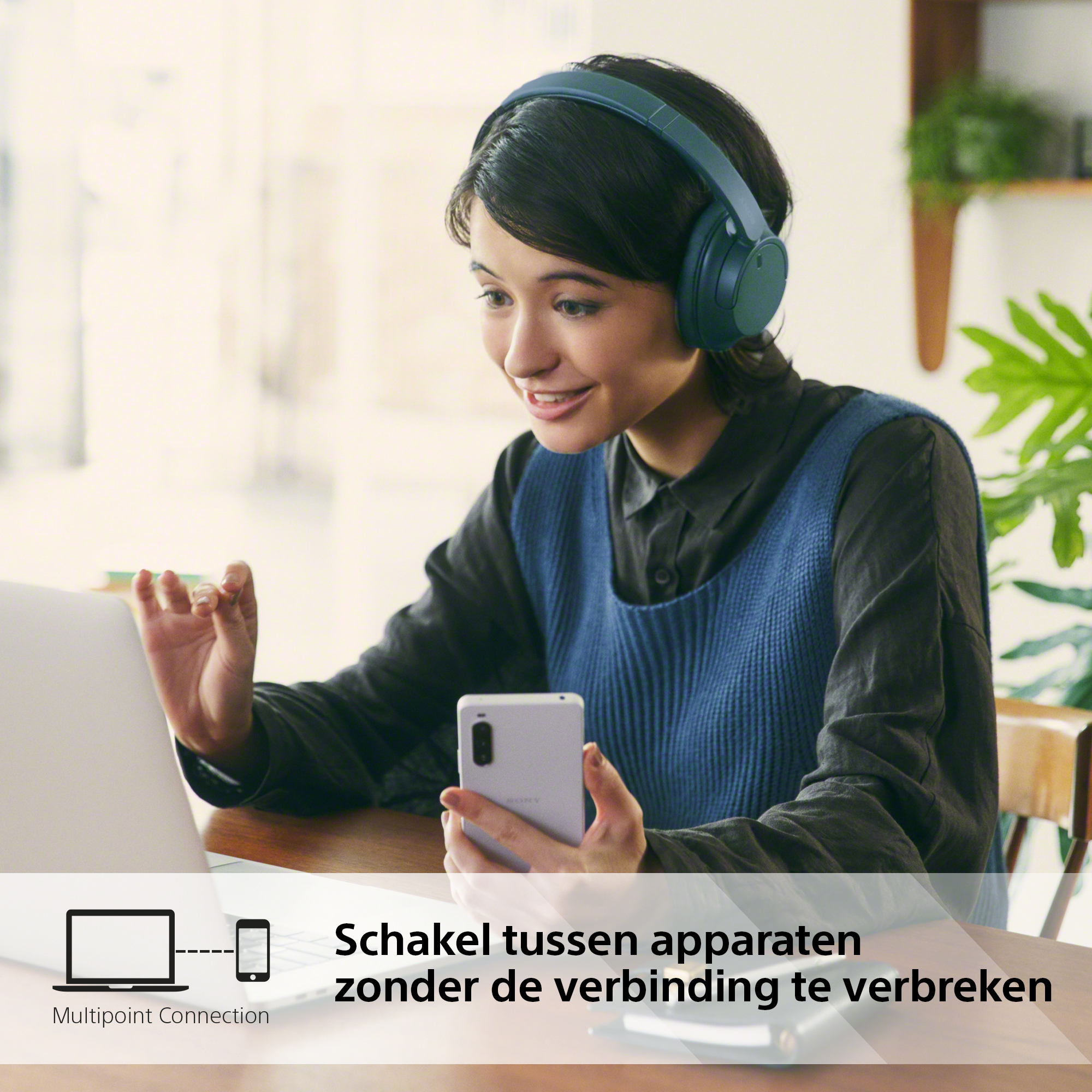 Femme portant un casque et utilisant un ordinateur portable tout en tenant un téléphone, avec un texte en dessous.