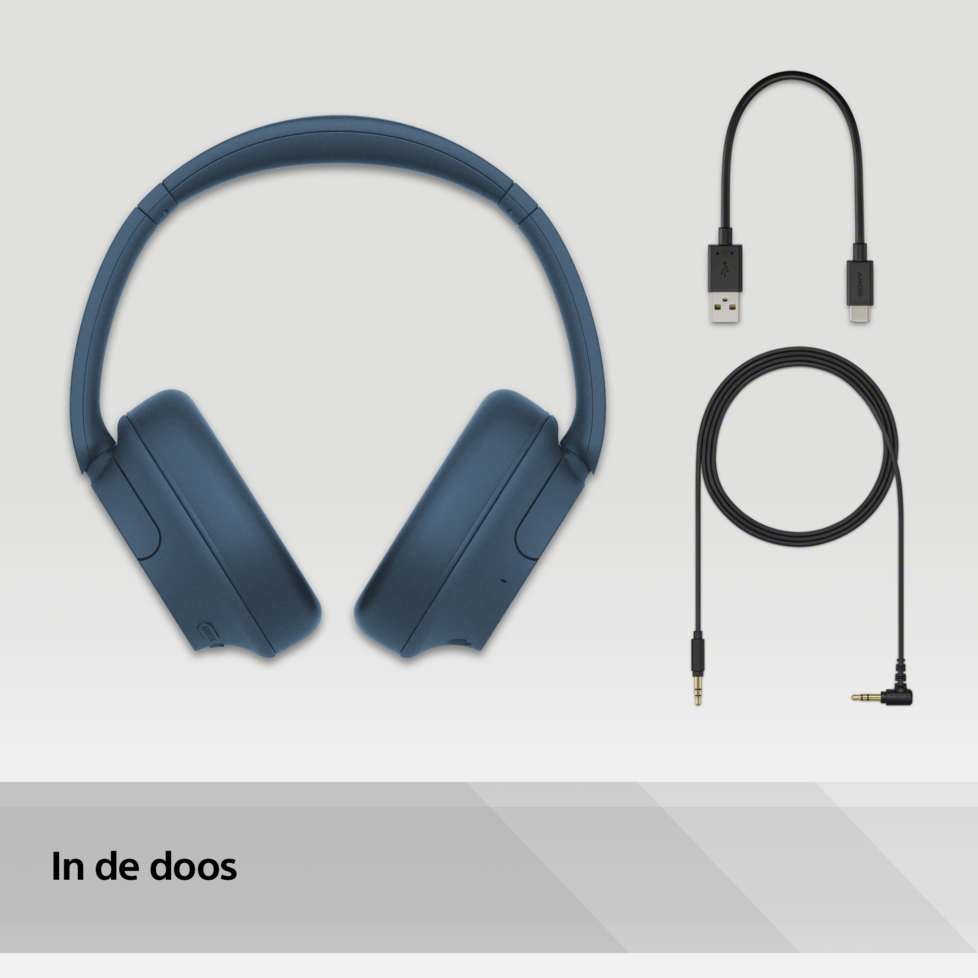 Casque bleu, câble USB et deux câbles auxiliaires sur fond clair.