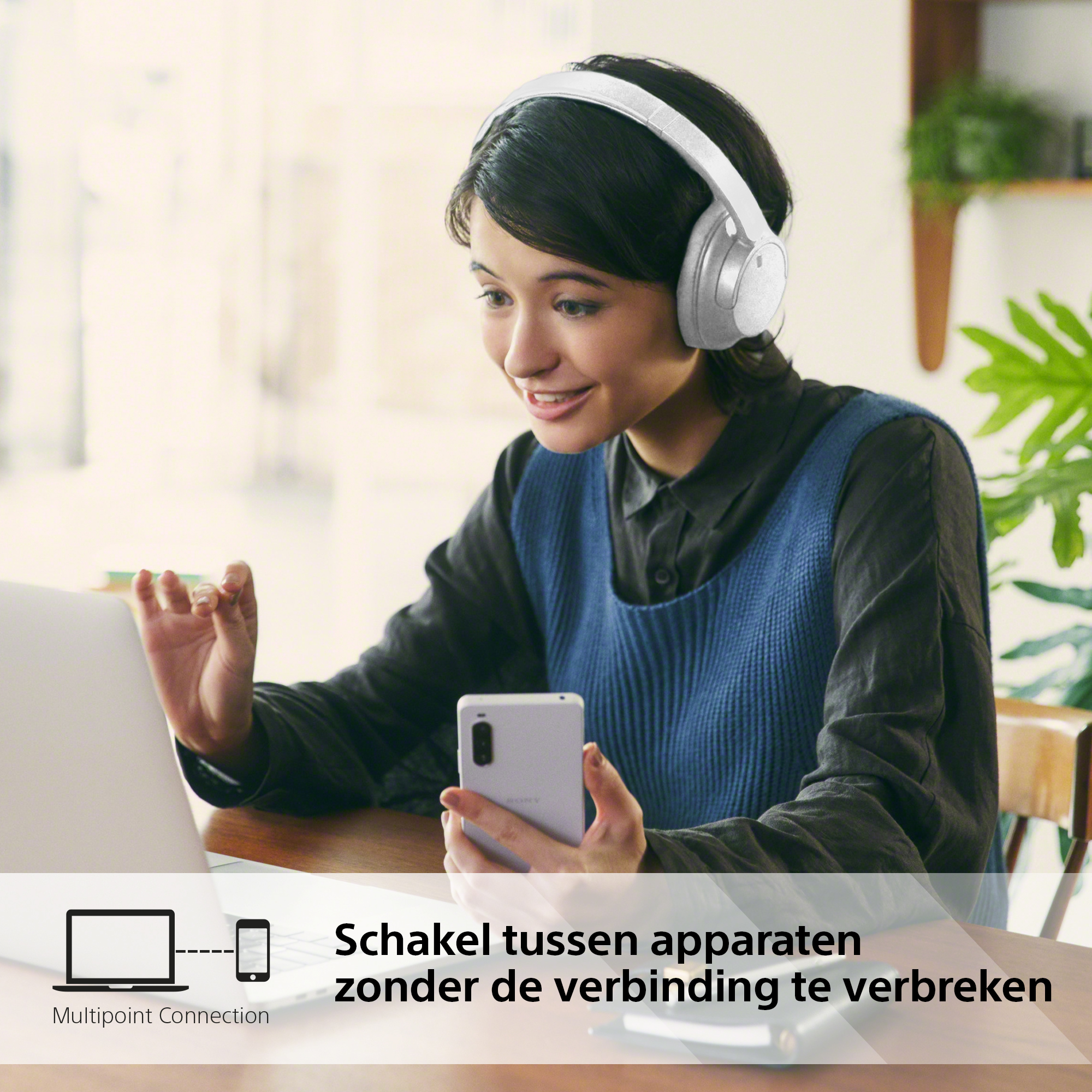 Femme avec casque utilisant un ordinateur portable et un smartphone.