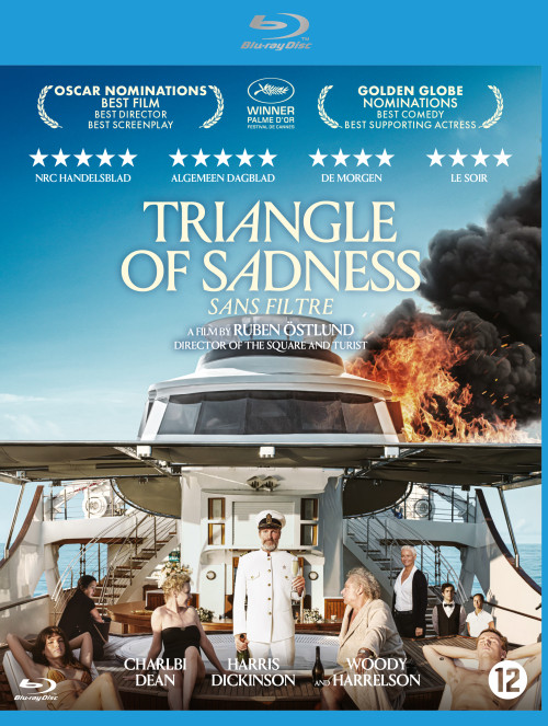 Couverture DVD de 'Triangle of Sadness'. Un navire en feu, un homme en uniforme, des gens sur le pont.