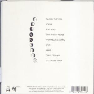 CD-Rückseite mit Songtiteln und einem Logo mit Mondphasen, auf weißem Hintergrund.