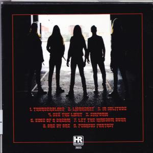 Silhouetten von fünf Personen stehen vor einem hellen Hintergrund. Roter Text unten listet Songtitel auf.