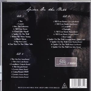 CD-Cover mit Tracklist. Es ist schwarz-weiß. Der Text ist weiß.