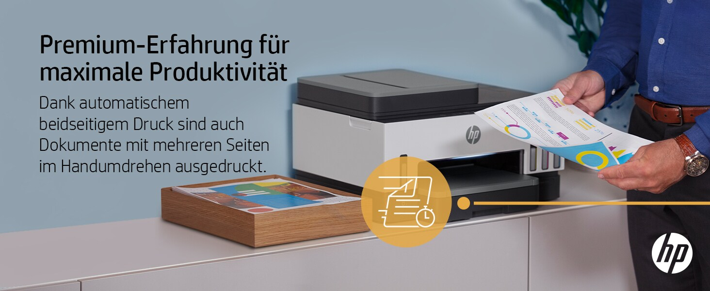 Ein Drucker mit einer Holzkiste. Eine Person hält gedruckte Dokumente. Der Text sagt Premium-Erlebnis.