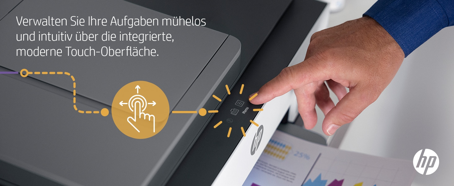 Eine Hand, die eine Taste auf einem Drucker drückt, mit deutschem Text zur Aufgabenverwaltung.