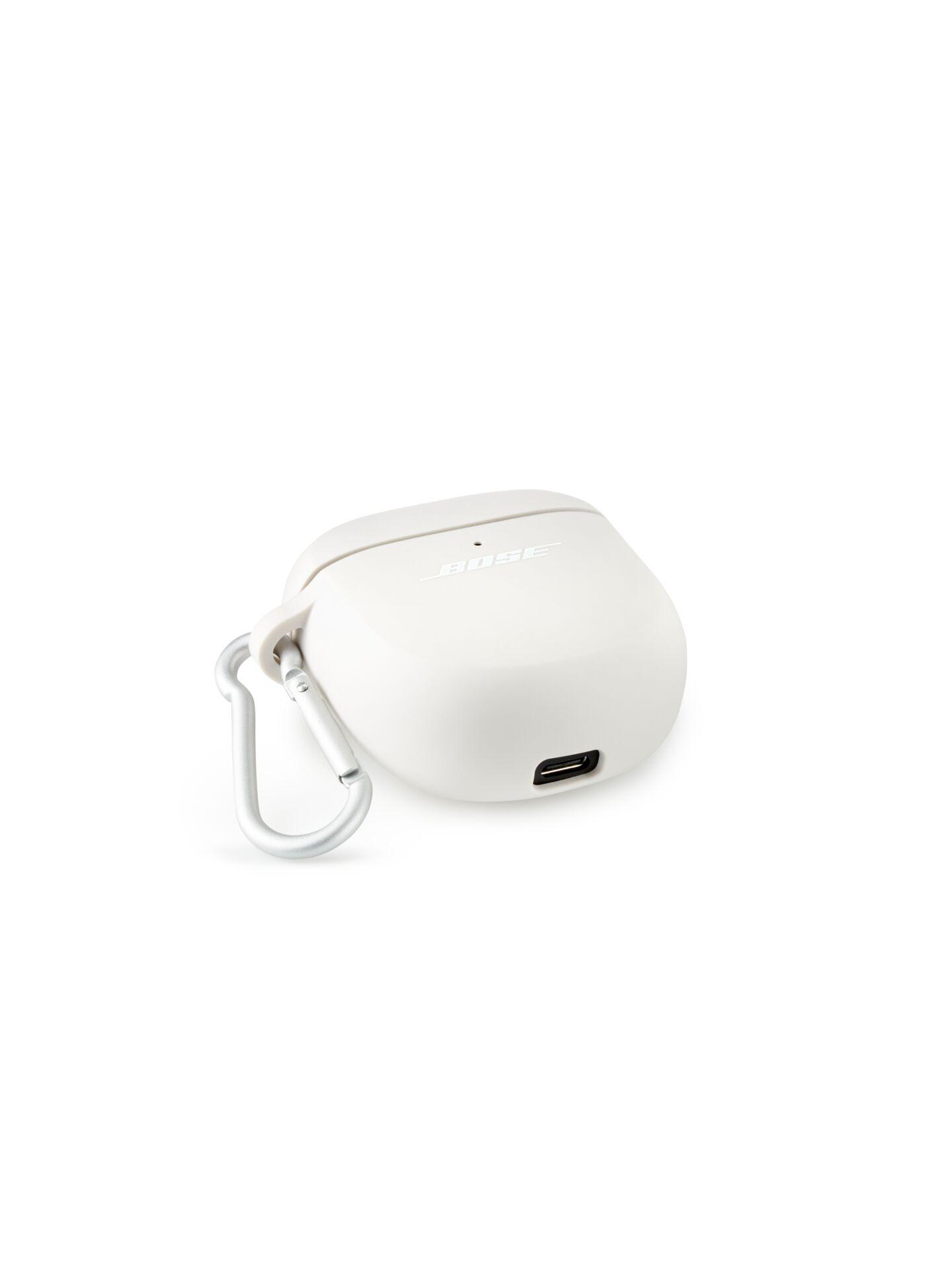 Weißes Kopfhörer-Etui. Bose-Text und ein Karabiner. Weißer Hintergrund. USB-Anschluss.