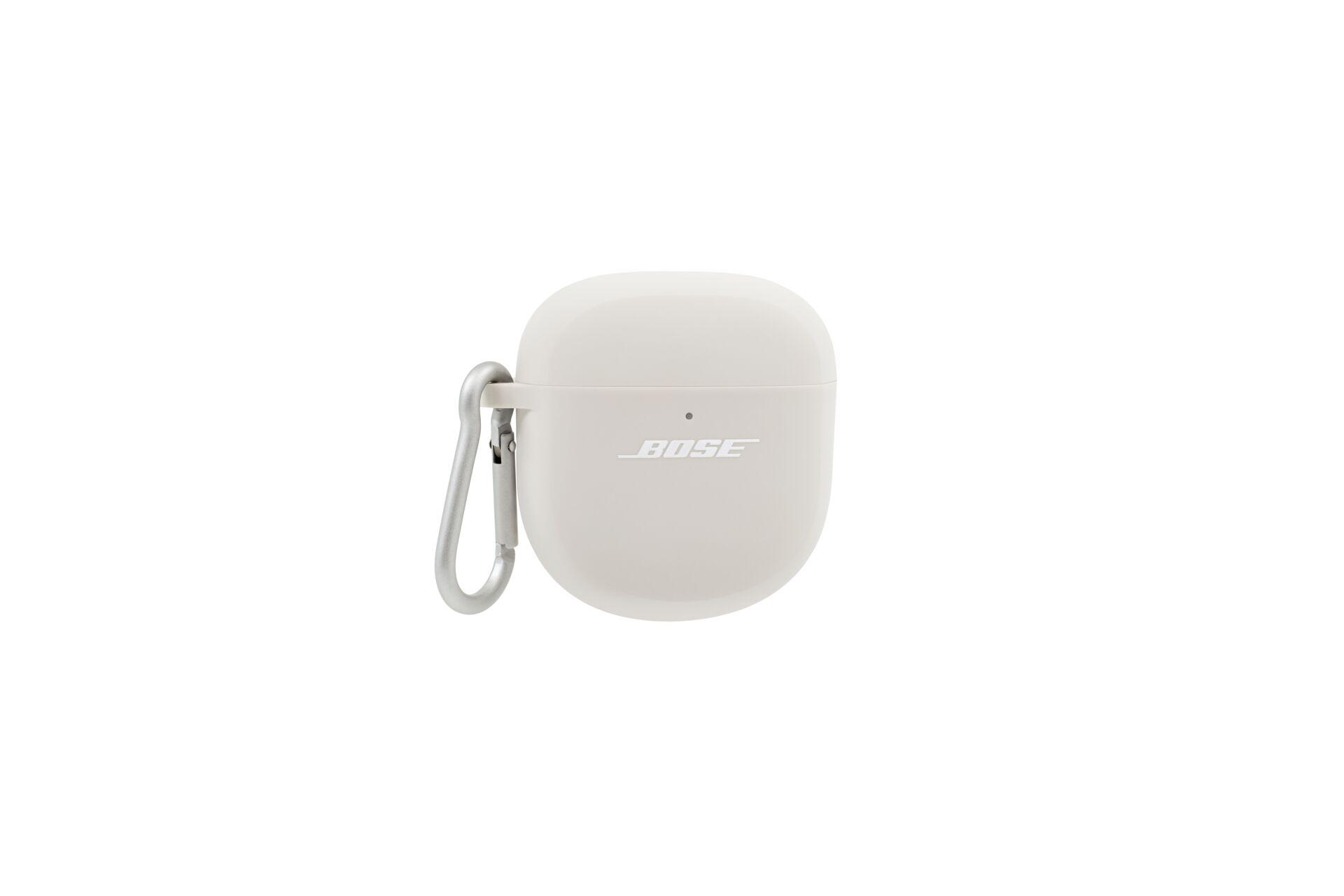 Ein weißes Kopfhörer-Etui mit dem BOSE-Logo und einem silbernen Karabinerhaken.