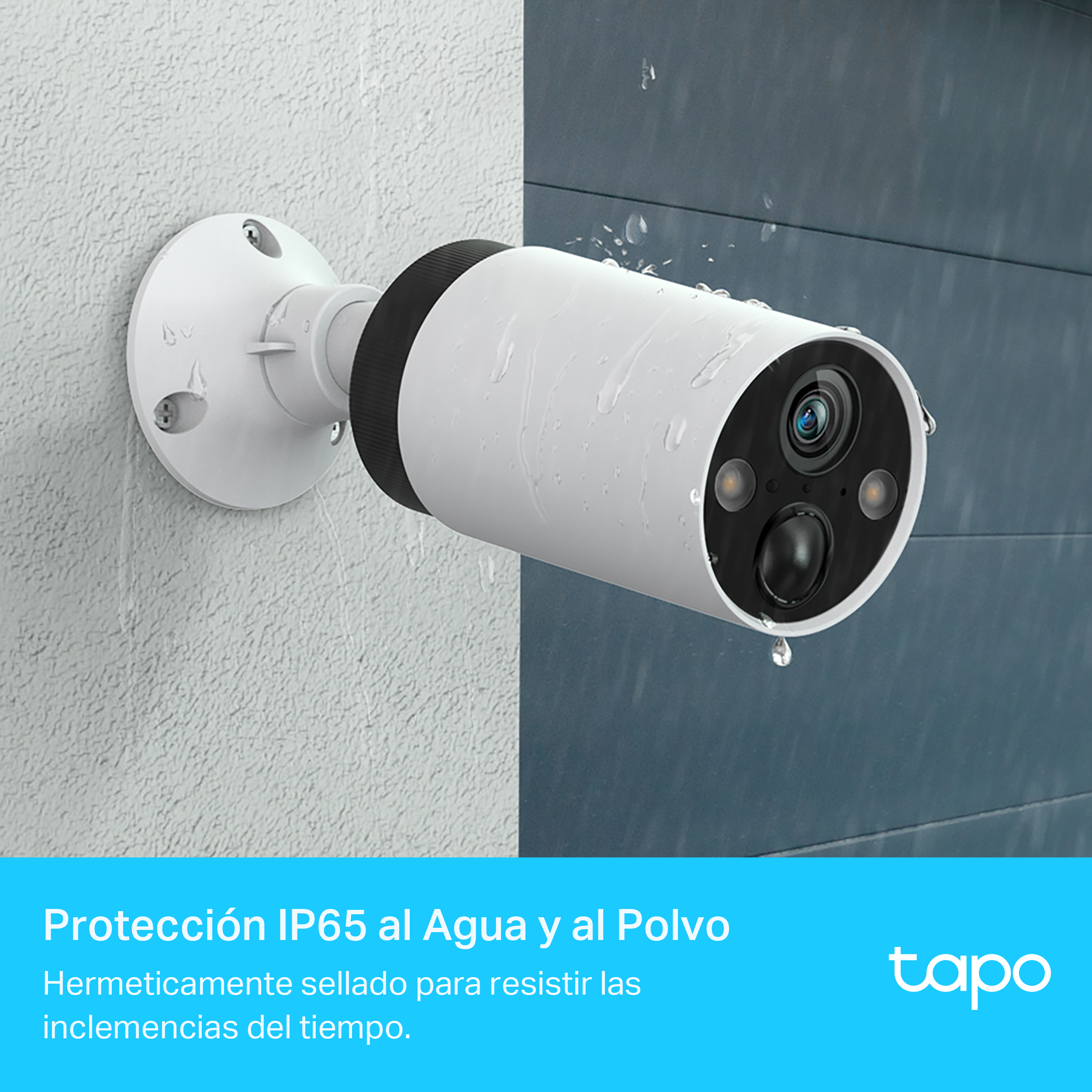 Cámara de seguridad blanca montada en una pared. Es impermeable y a prueba de polvo.