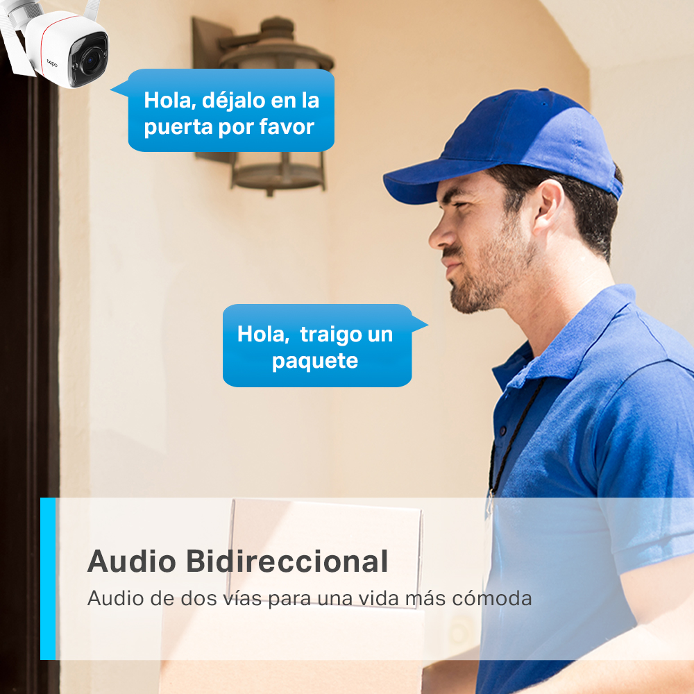 Hombre de azul entregando un paquete. Cámara de vigilancia arriba. Burbujas de diálogo en español.