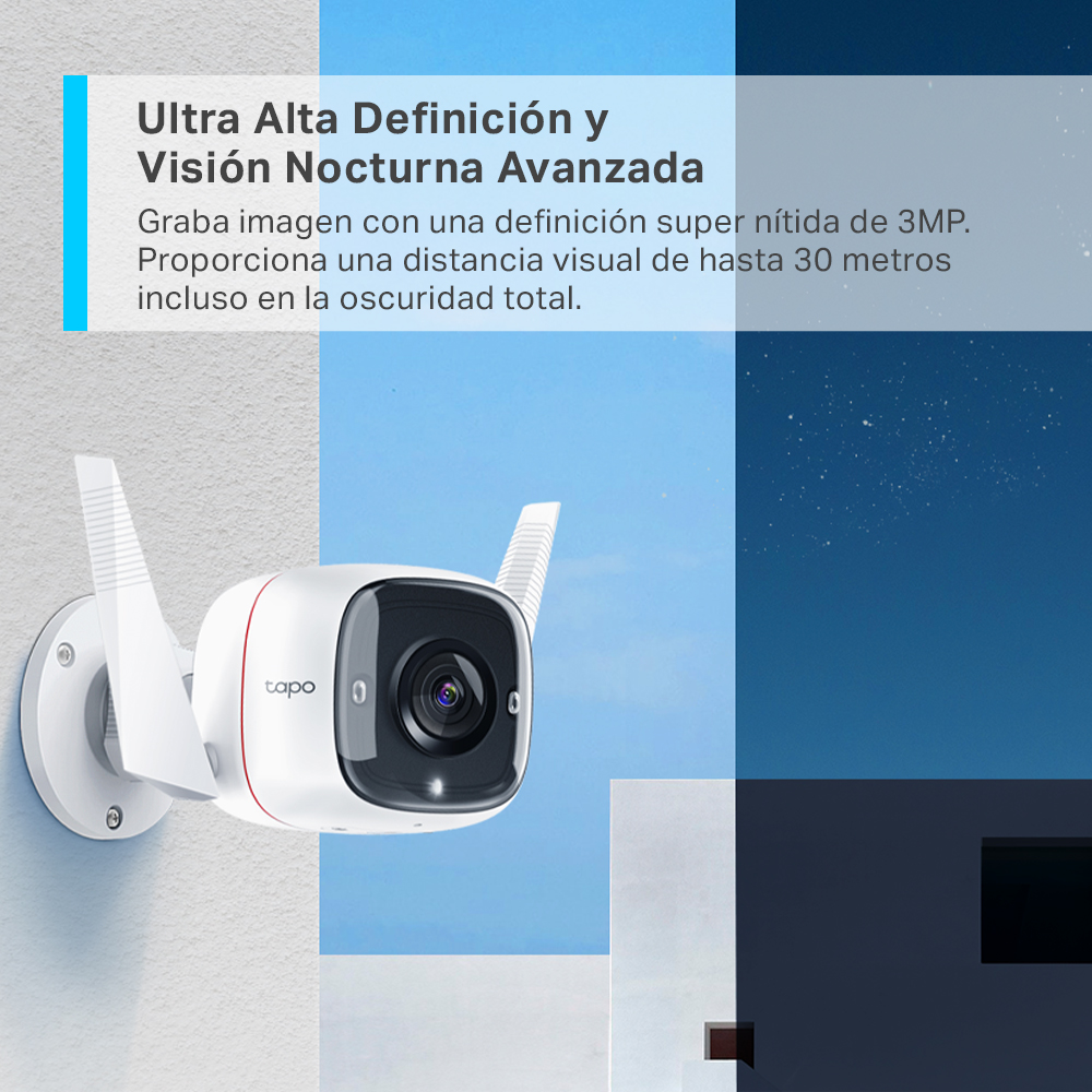 Una cámara de seguridad blanca está sujeta a una pared. El fondo muestra un cielo estrellado.