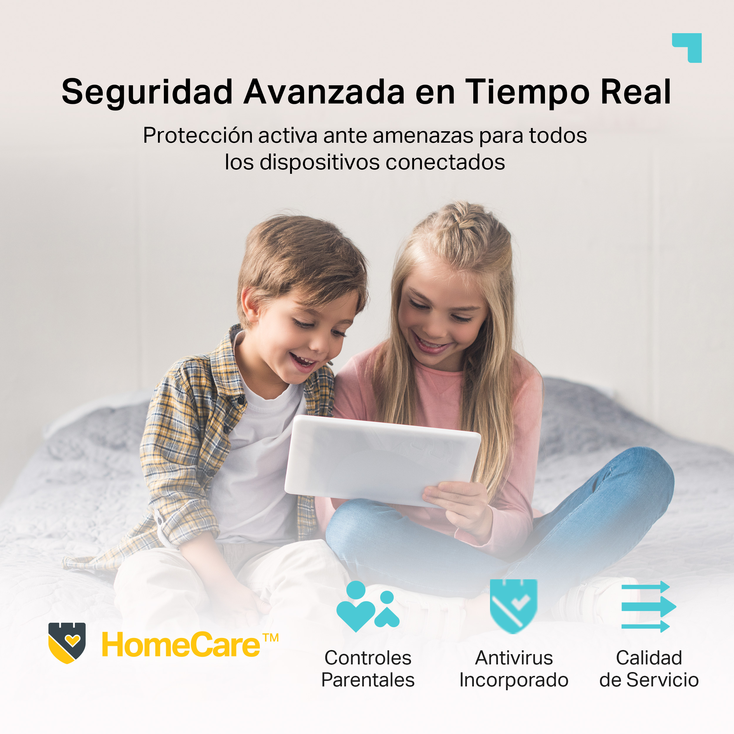 Dos niños en una cama mirando una tableta. Iconos de HomeCare, control parental, antivirus y servicio.