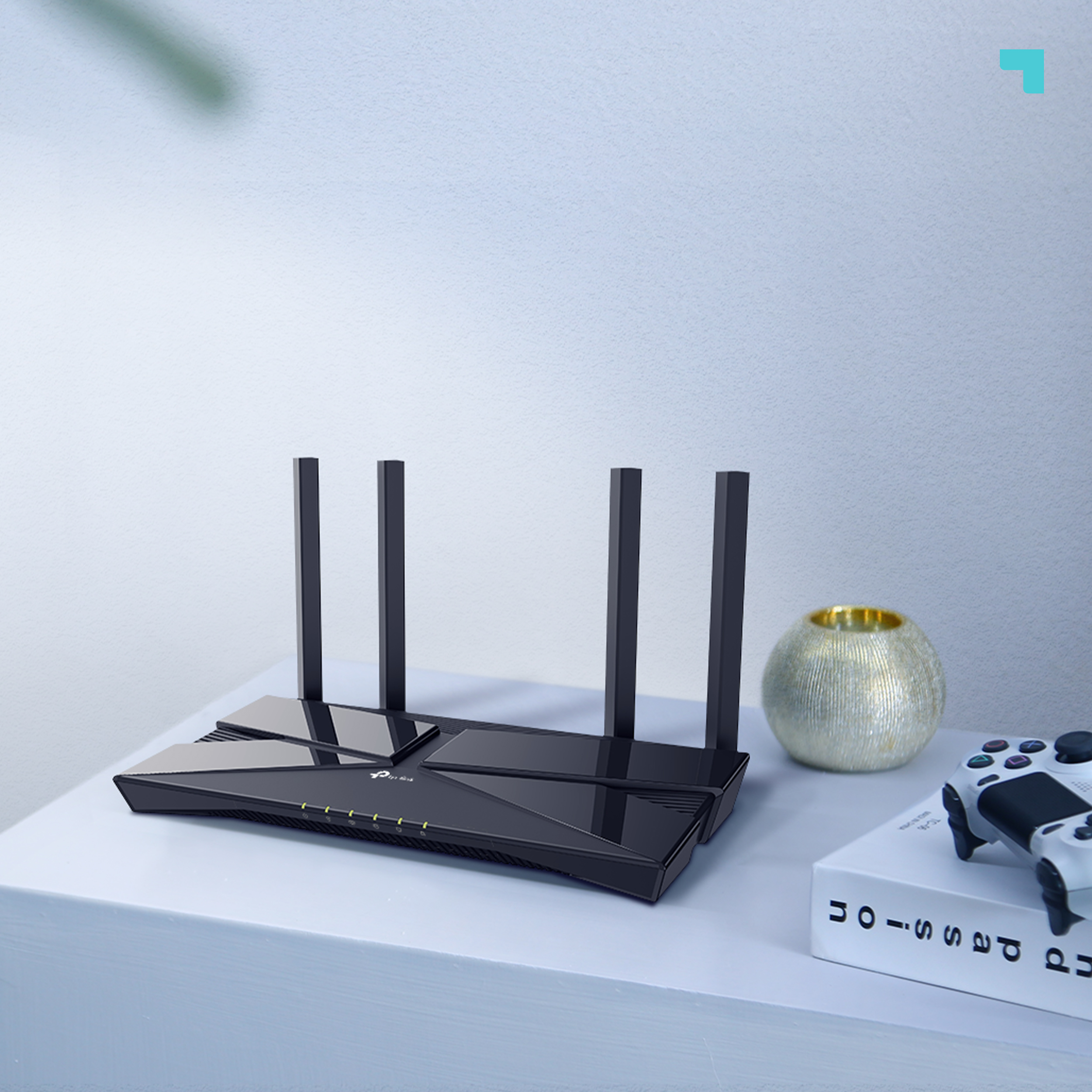 Enrutador TP-Link negro con antenas sobre una mesa blanca.