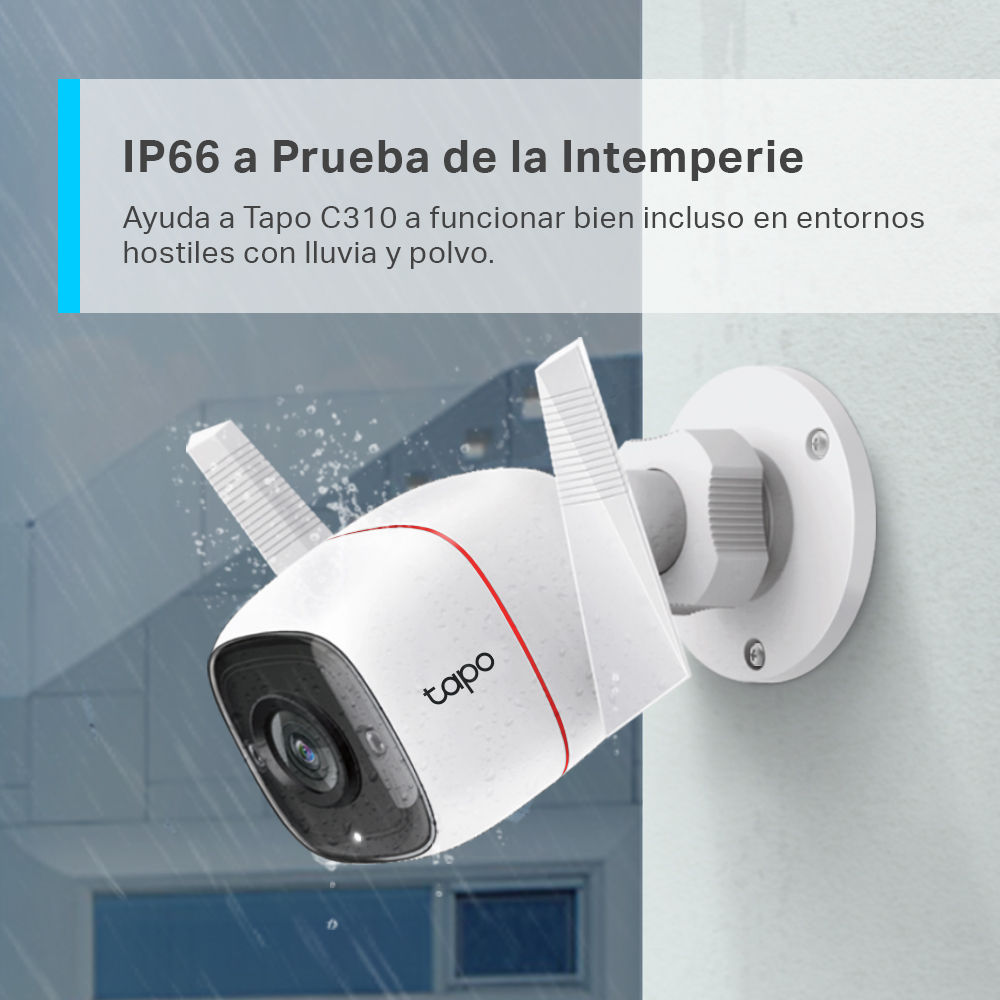 Una cámara Tapo blanca con gotas de agua, mostrando su resistencia a la intemperie IP66.