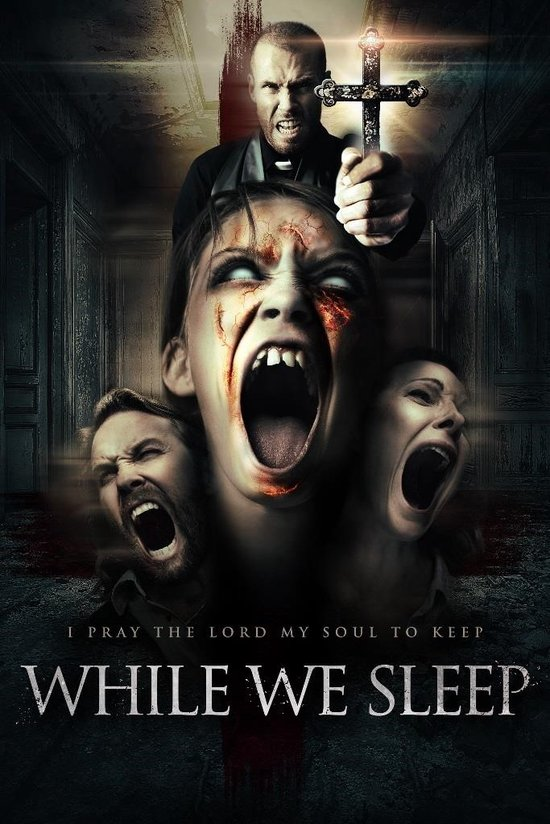 Filmposter voor While We Sleep. Mensen schreeuwen, een priester houdt een kruis vast.