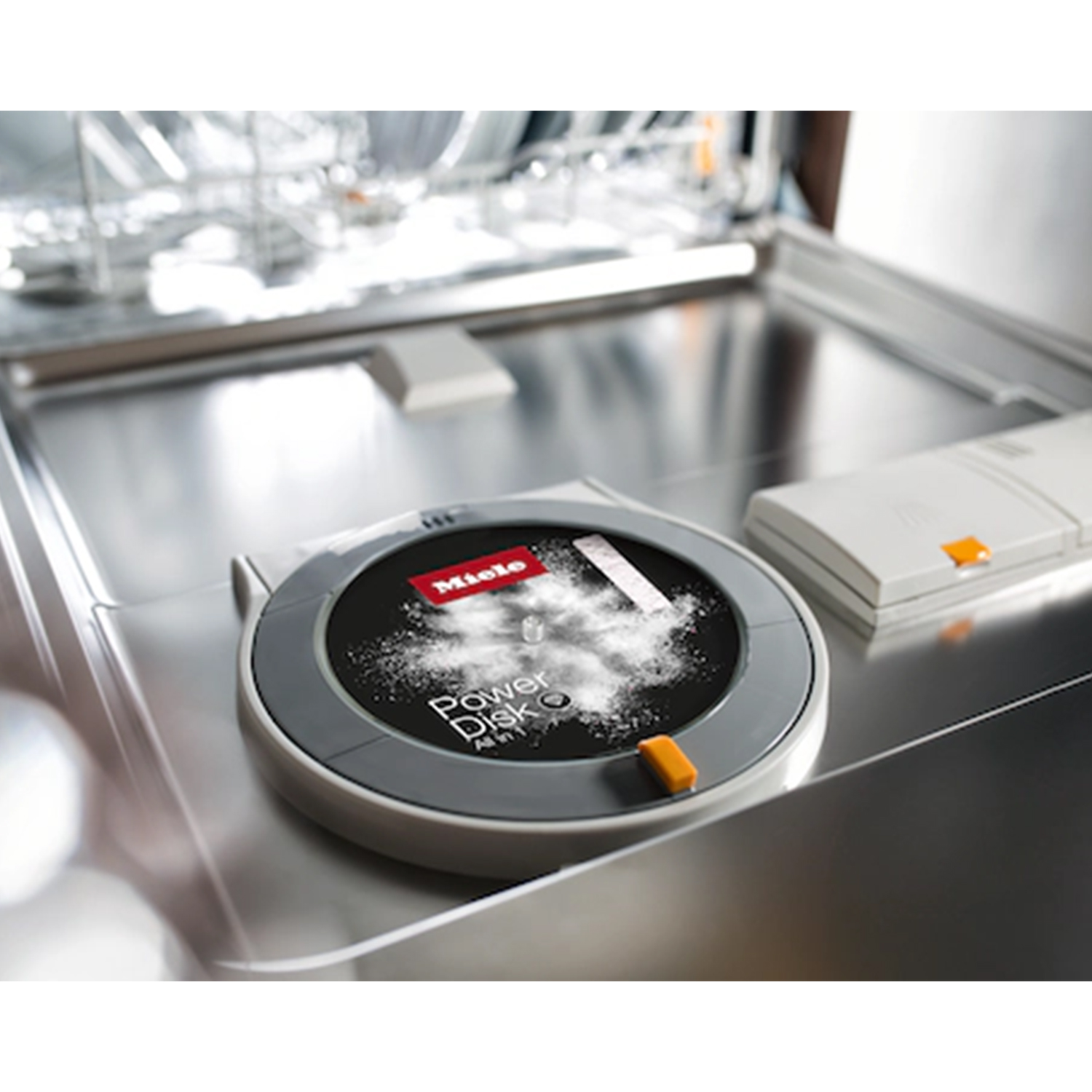 Interno della lavastoviglie con un PowerDisk Miele, che eroga il detersivo.