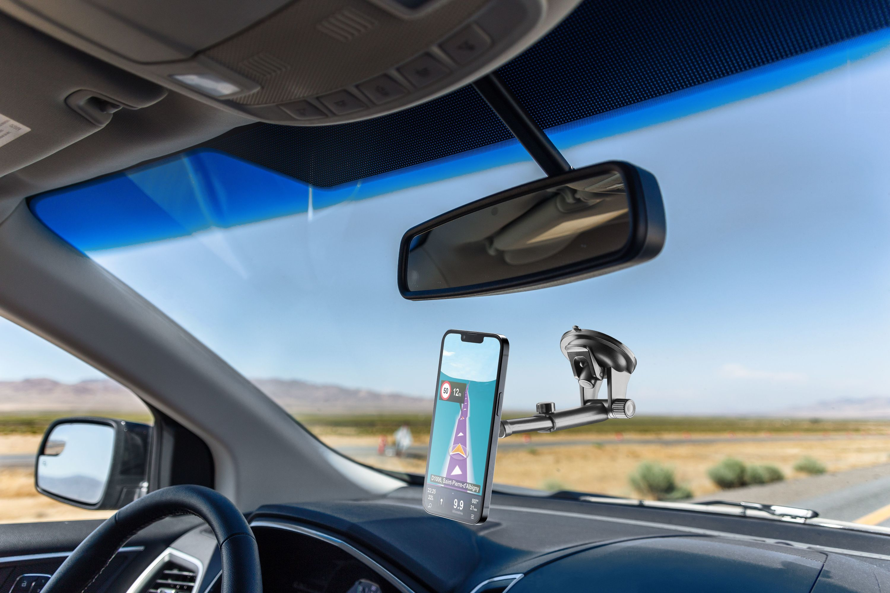 Araba içi telefon tutucu, harita gösteren telefon ve dikiz aynası.