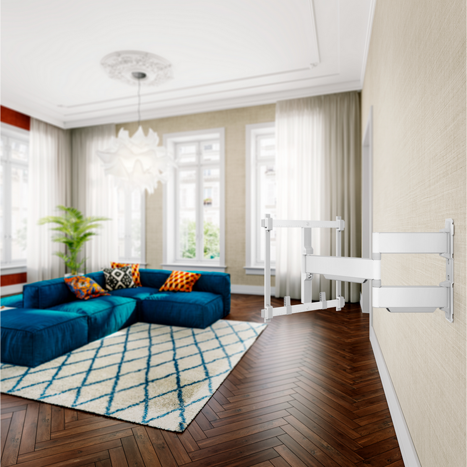 Woonkamer met blauwe bank, patroonkleed en witte wandbevestiging. Houten vloer. Ramen met gordijnen. Decoratieve lamp.