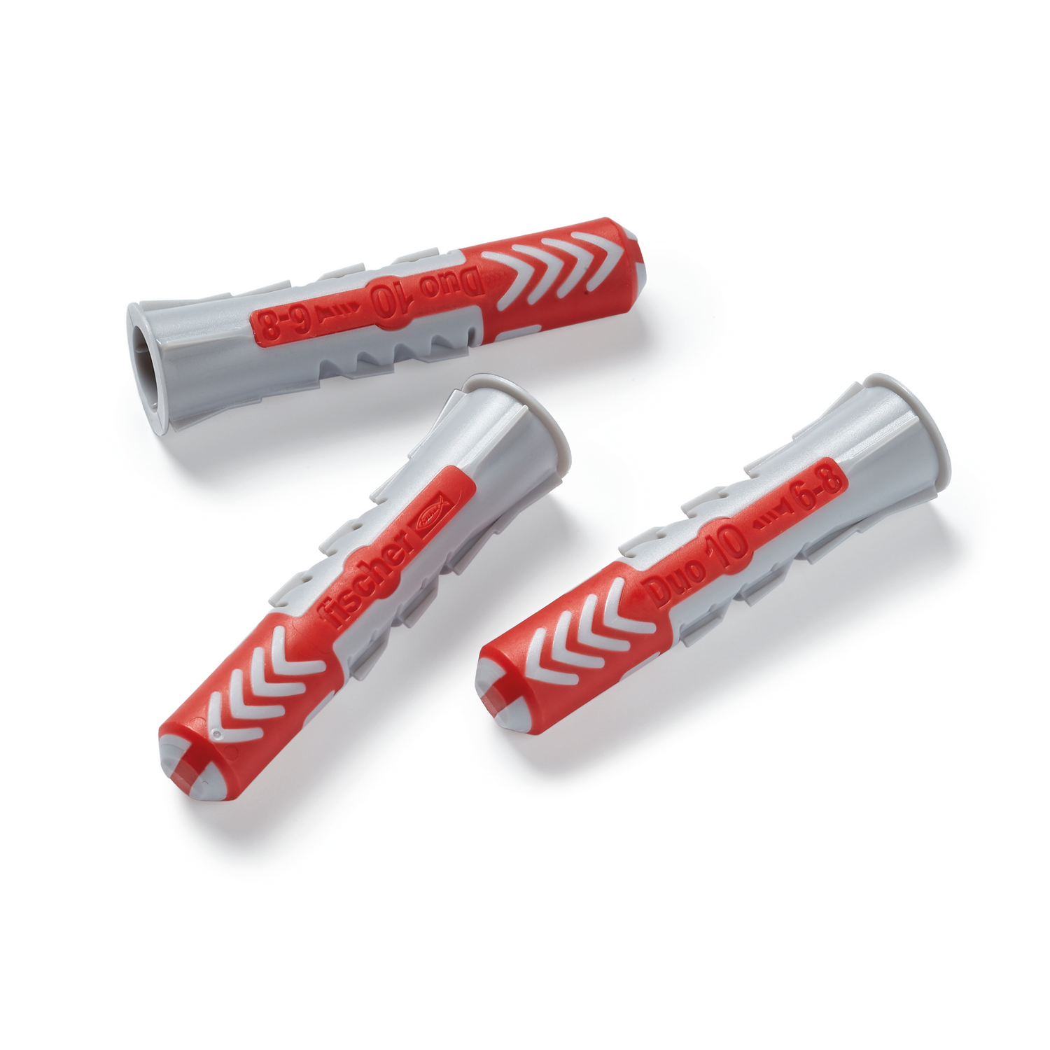 Drie rode en grijze Fischer Duo 10 pluggen op een wit oppervlak. Ze zijn diagonaal geplaatst, met zichtbare merk- en maatmarkeringen.