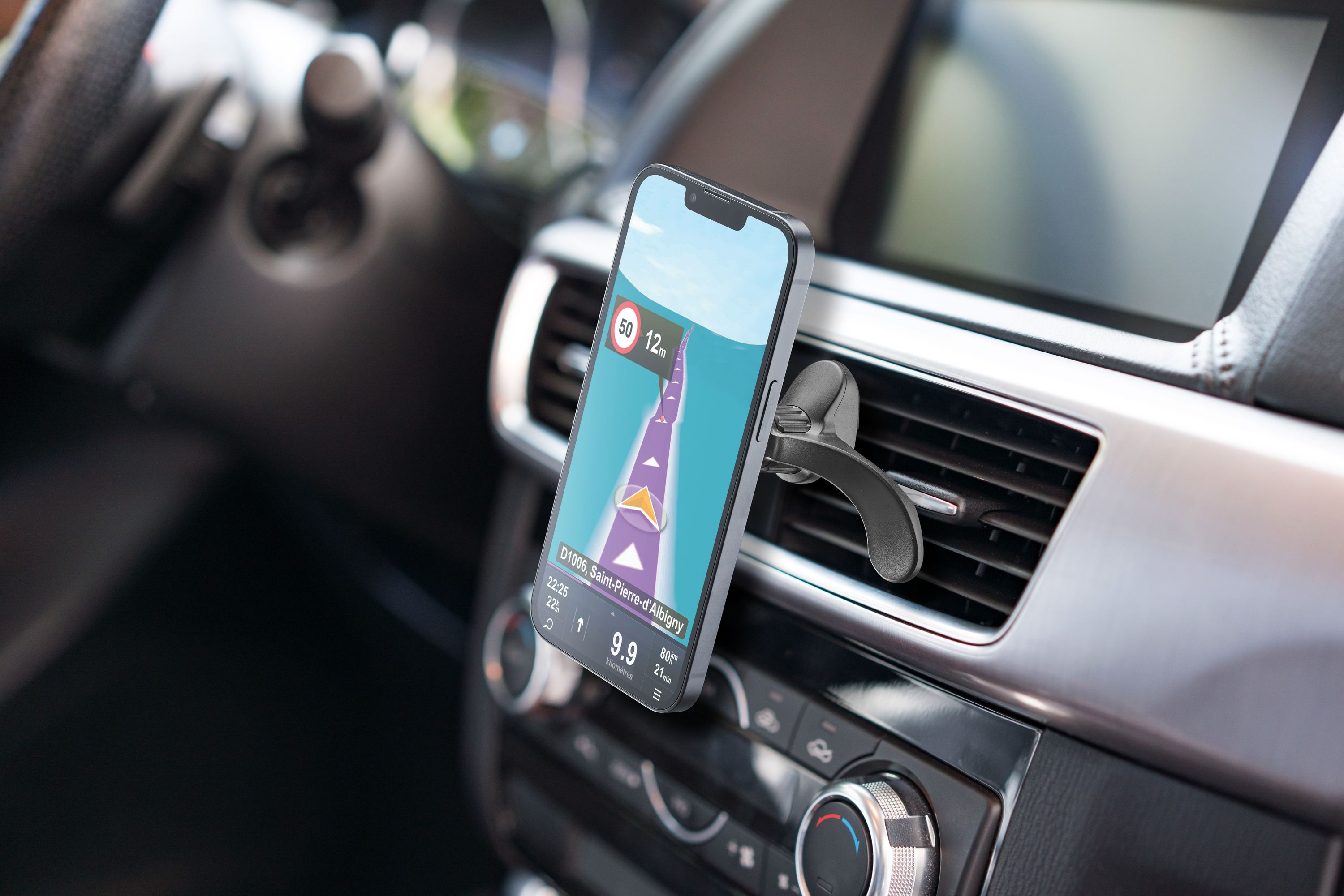 Araç tutucusunda telefon. Telefon, yol haritası ile bir navigasyon uygulaması gösteriyor.