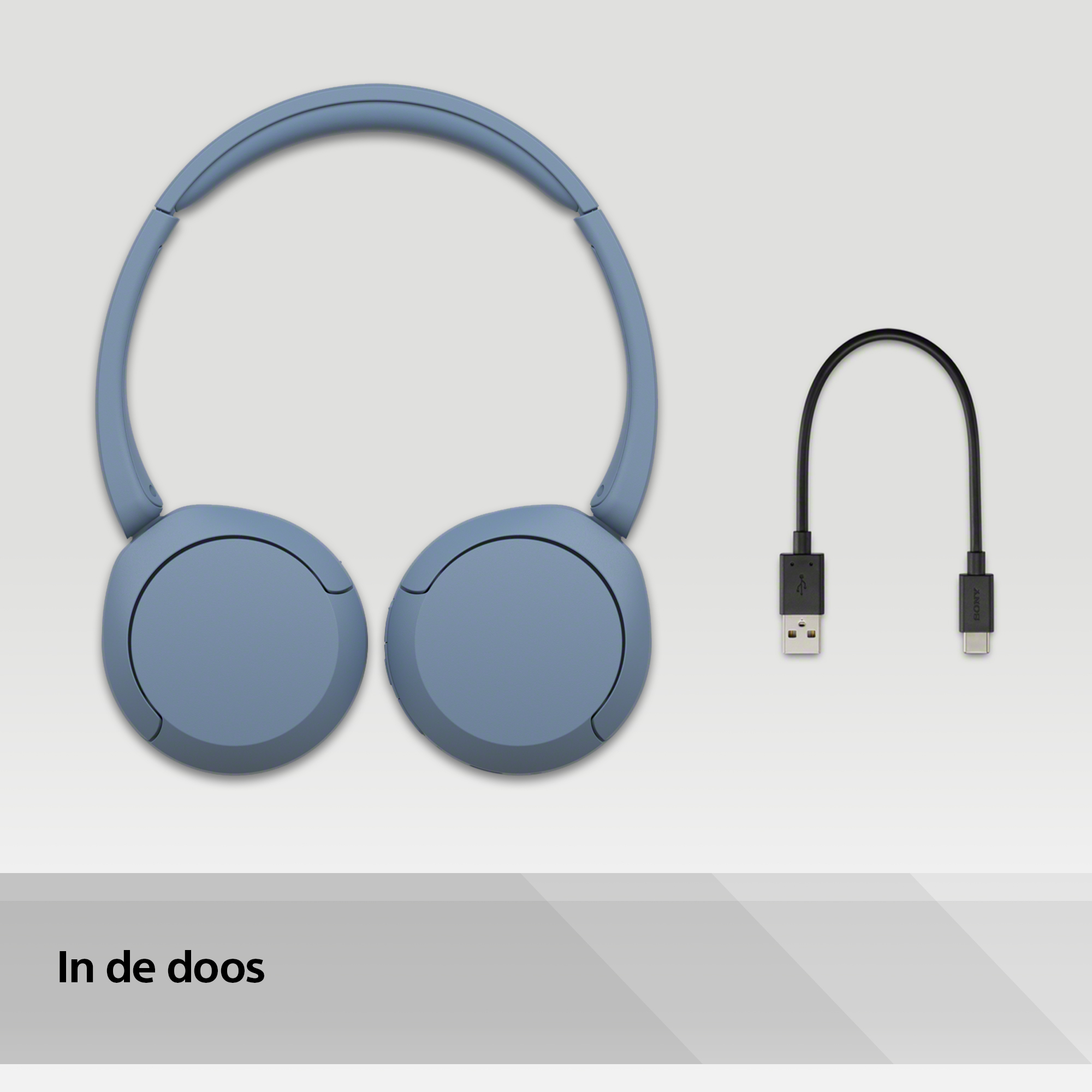 Casque bleu et un câble USB-C noir. Fond blanc. Texte "In de doos".