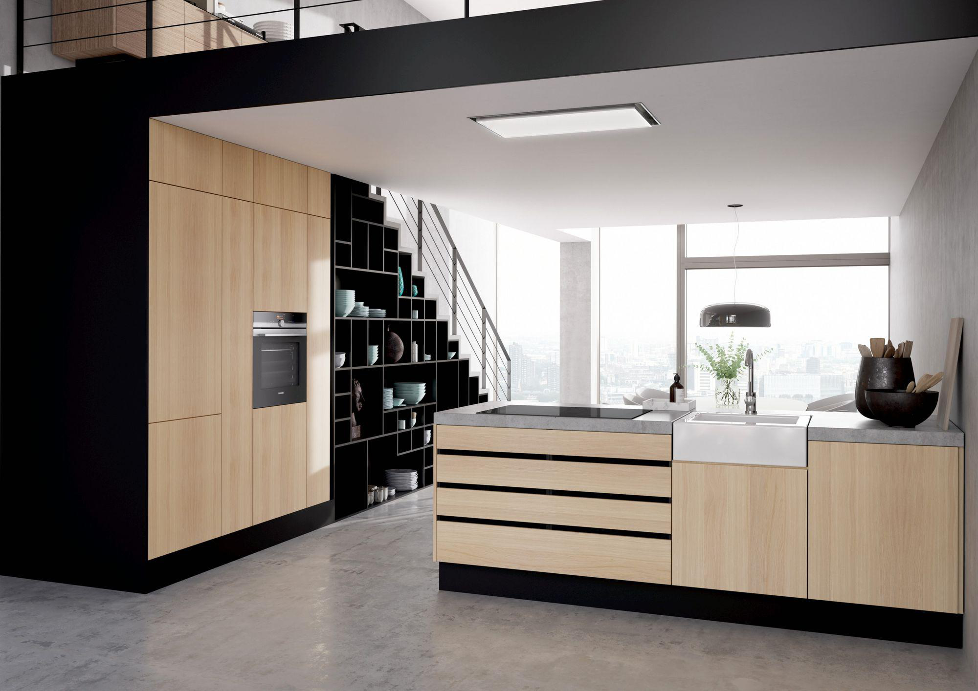 Moderne Küche mit hellen Holzschränken, schwarzen Akzenten und einem Loftbereich.