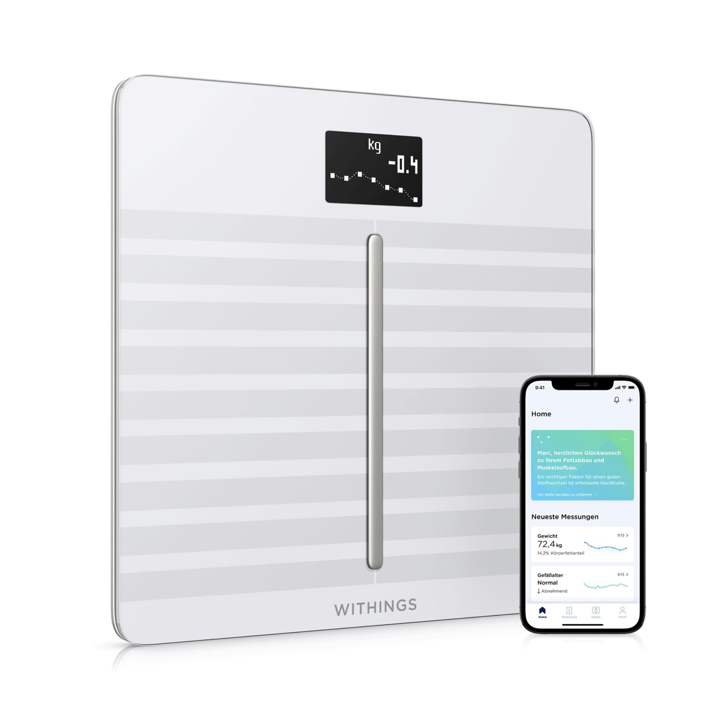 Weiße Smart Waage, ein Smartphone zeigt Gewichtsdaten, Text 'WITHINGS' wird angezeigt.