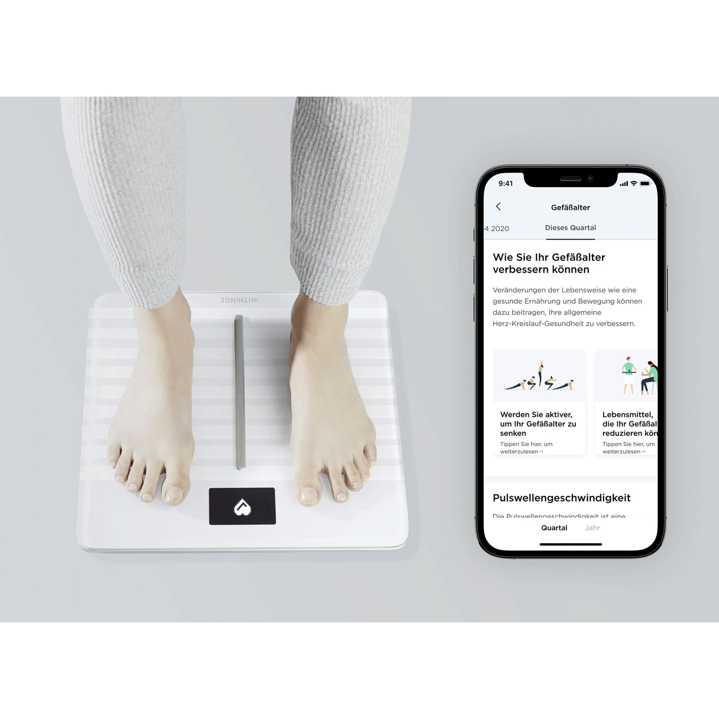 Eine Person steht auf einer weißen intelligenten Waage, Telefon mit Gesundheitsdaten rechts.