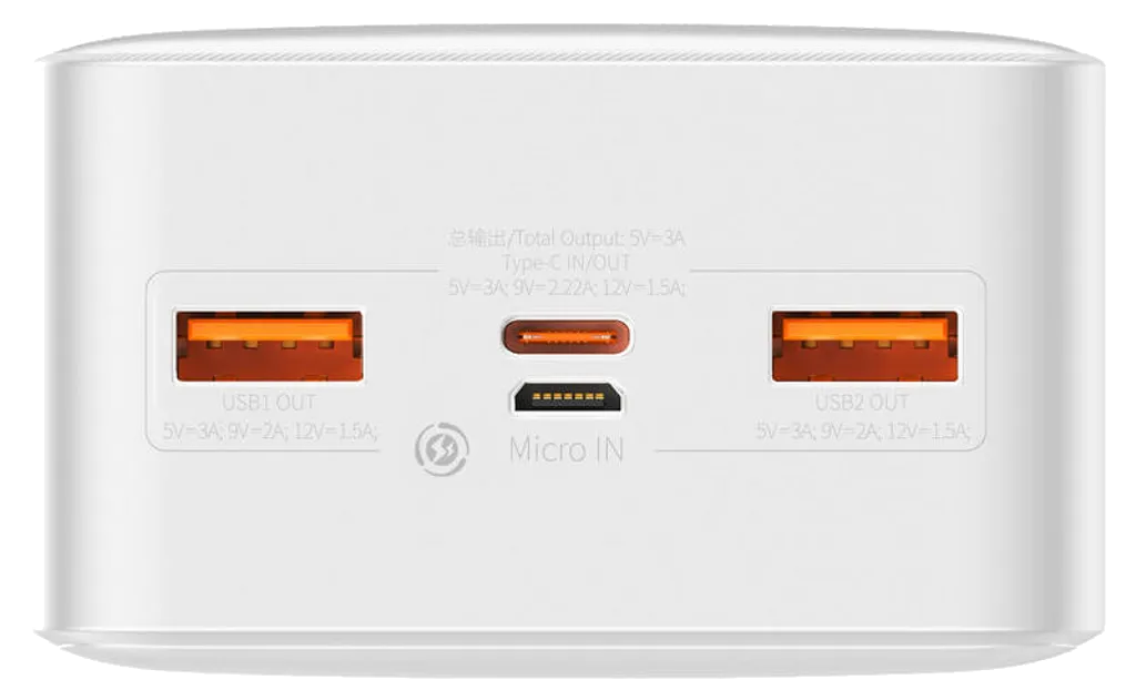 Çoklu bağlantı noktalarına sahip beyaz bir güç bankasının yakın çekimi: USB1 Çıkışı, USB2 Çıkışı, Tip-C GİRİŞ/ÇIKIŞ ve Mikro GİRİŞ.