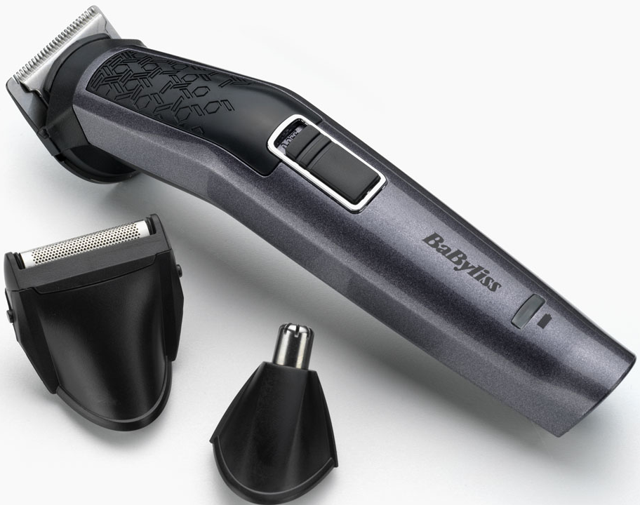 Une tondeuse Babyliss gris foncé avec trois accessoires sur fond blanc.