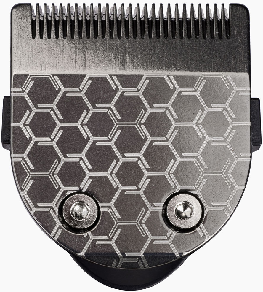 Gros plan d'une tête de tondeuse à cheveux foncée avec motif hexagonal et deux vis.