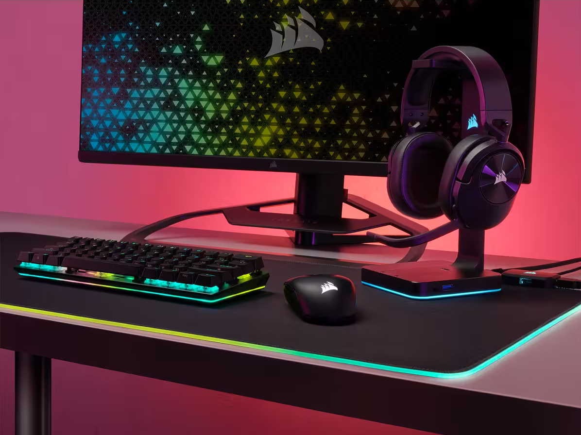 Configuration gaming: moniteur, clavier, souris, casque sur pied, éclairage RGB.