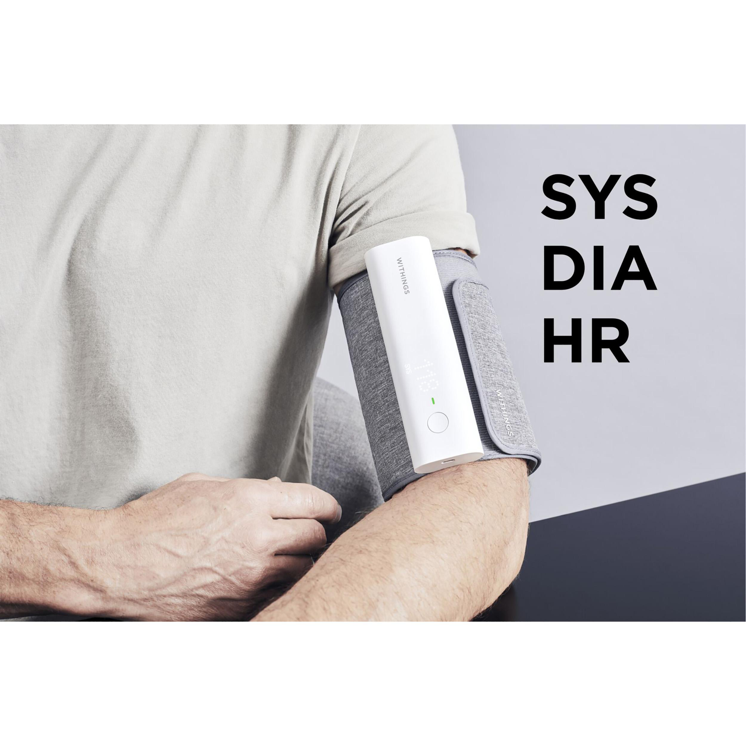 Person mit Blutdruckmessgerät am Arm. Text: SYS, DIA, HR.