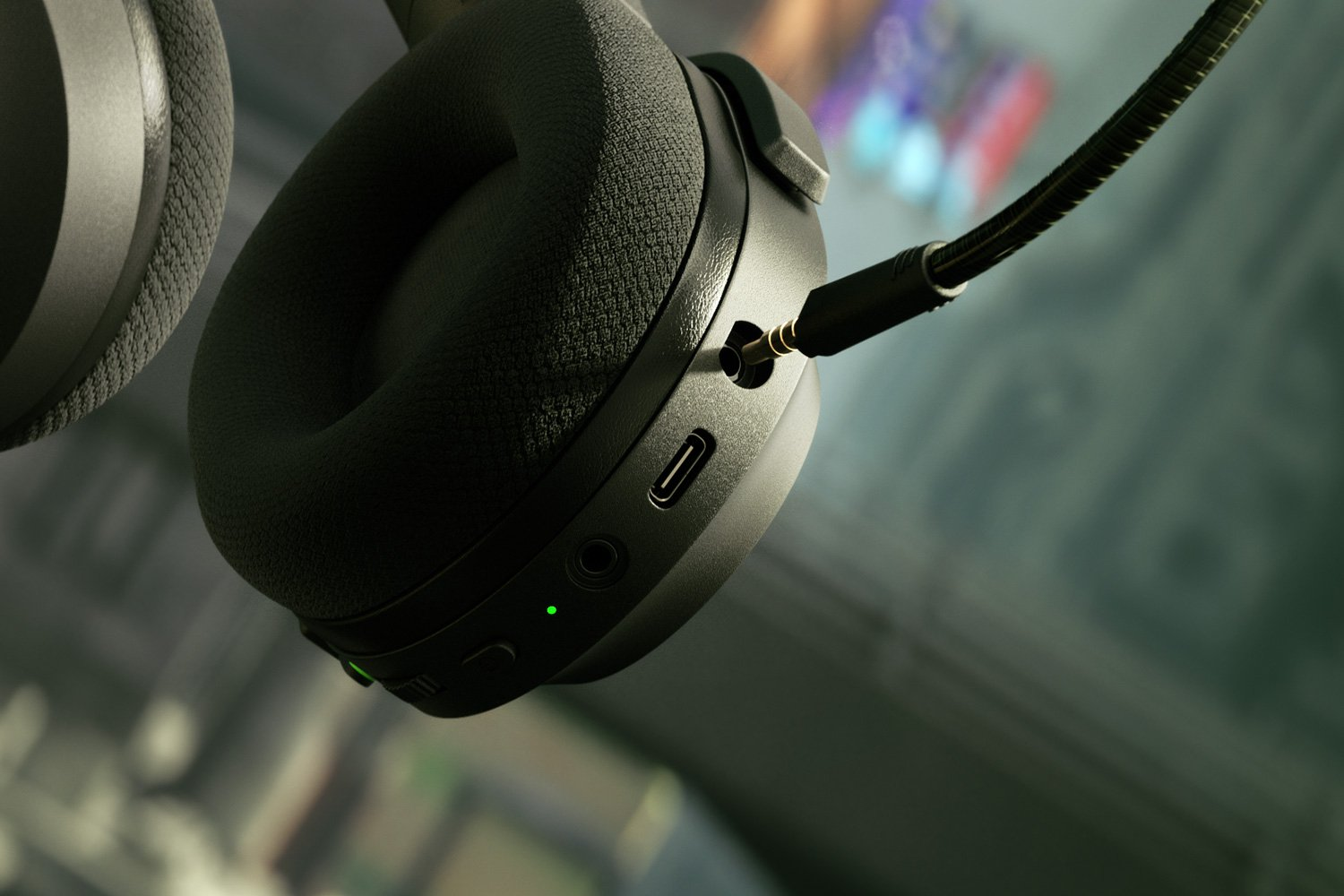 Casque noir avec un port pour un câble, gros plan.