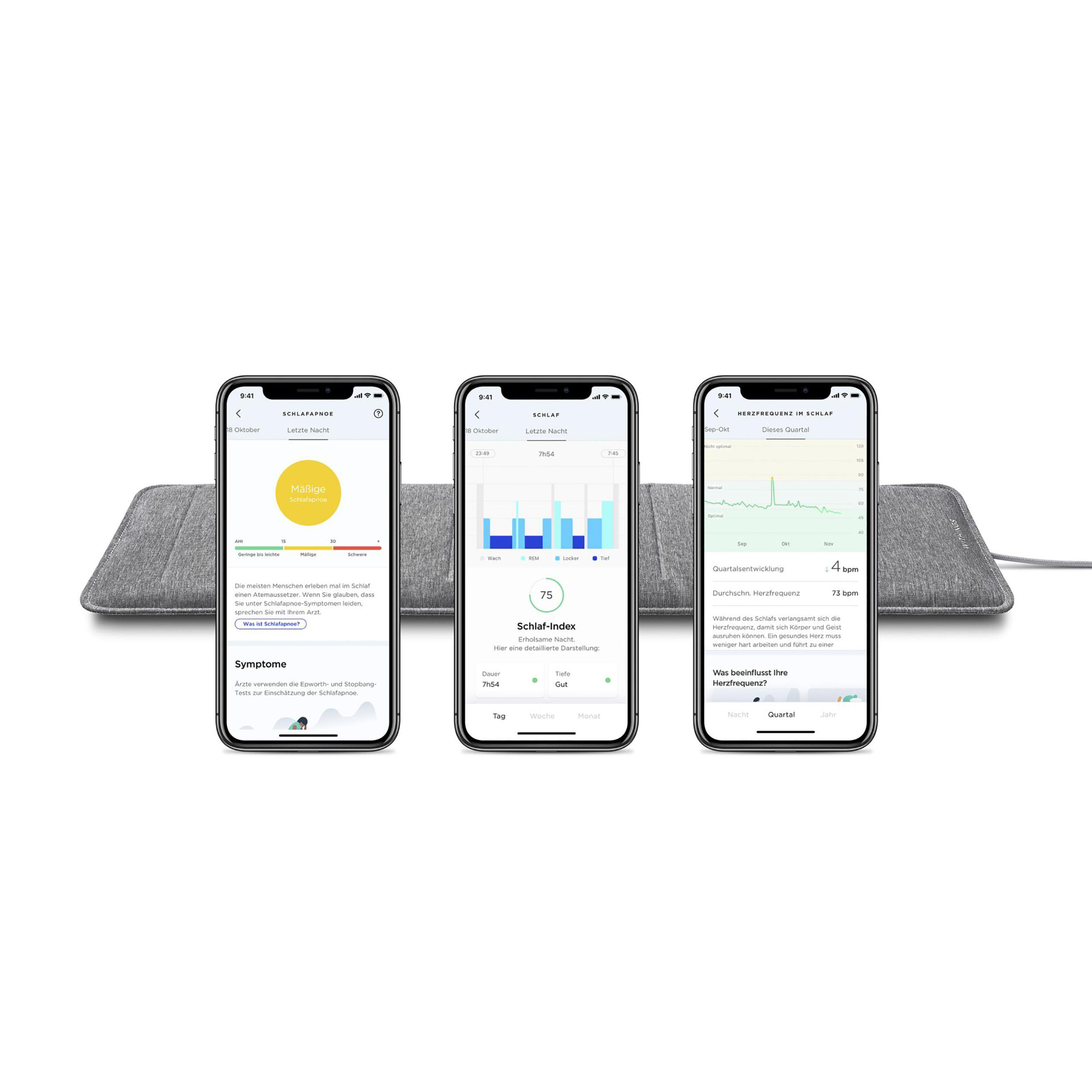 Drei Smartphones zeigen Schlafdaten, mit einer grauen Schlaftracking-Matte im Vordergrund.