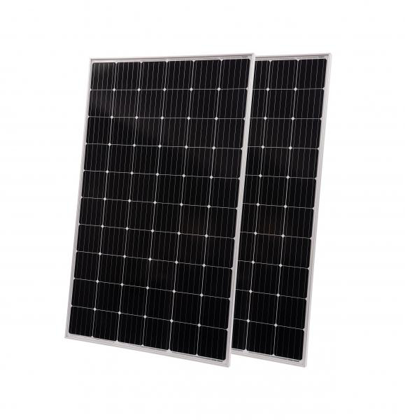 Zwei aufrecht stehende Solarmodule mit einem Gittermuster.