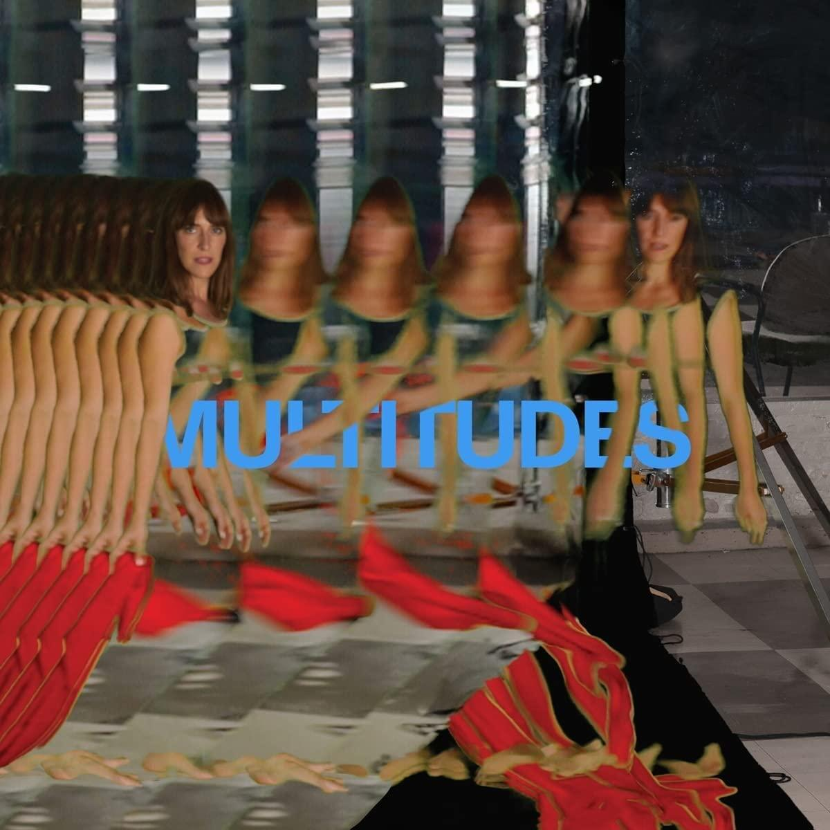 Pochette de l'album 'Multitudes'. L'image d'une femme est répétée, avec du rouge en bas et du bleu dans le texte.