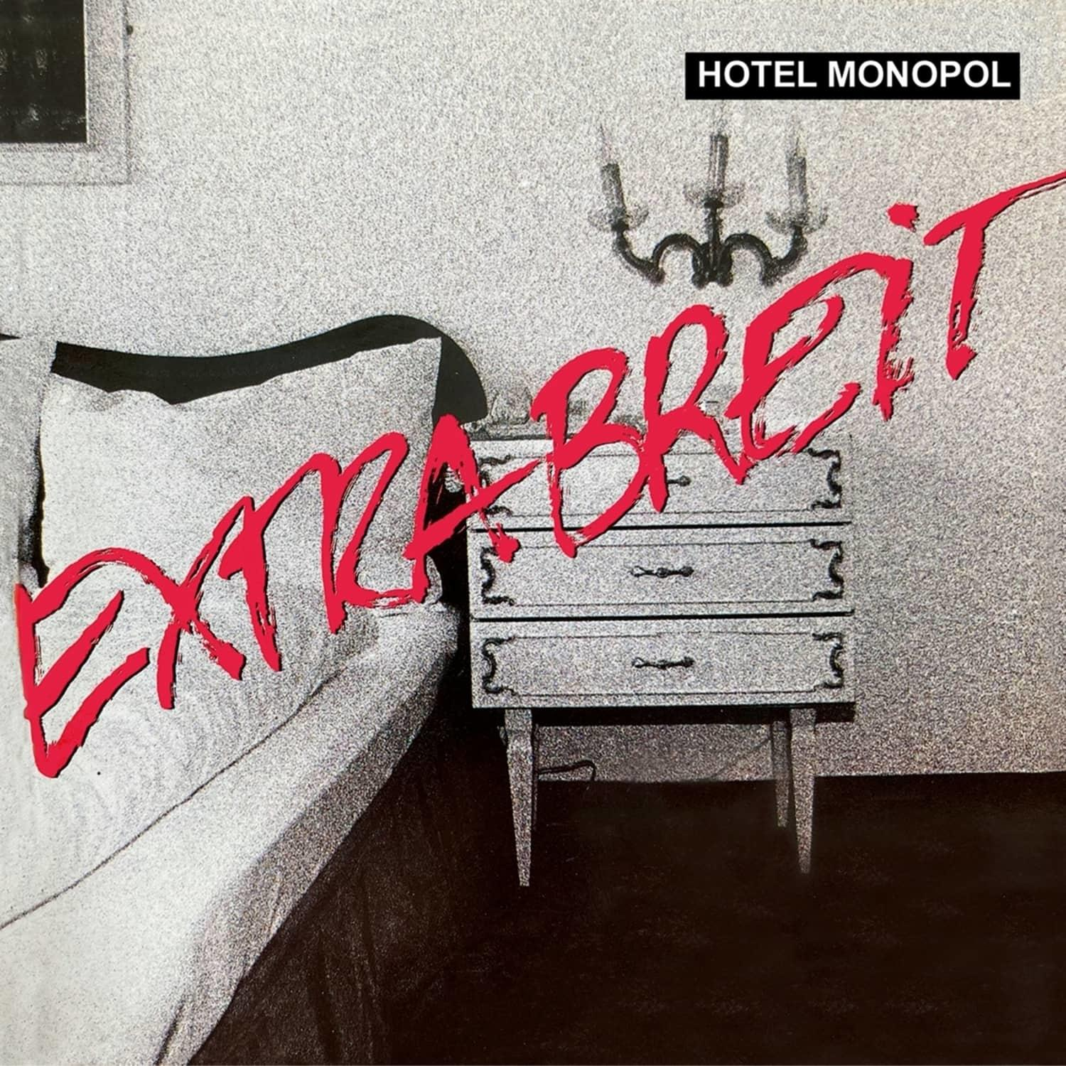 Ein Schwarz-Weiß-Bild von einem Bett, einem Nachttisch und dem Text EXTRA BREIT in Rot. Der Text HOTEL MONOPOL steht darüber.