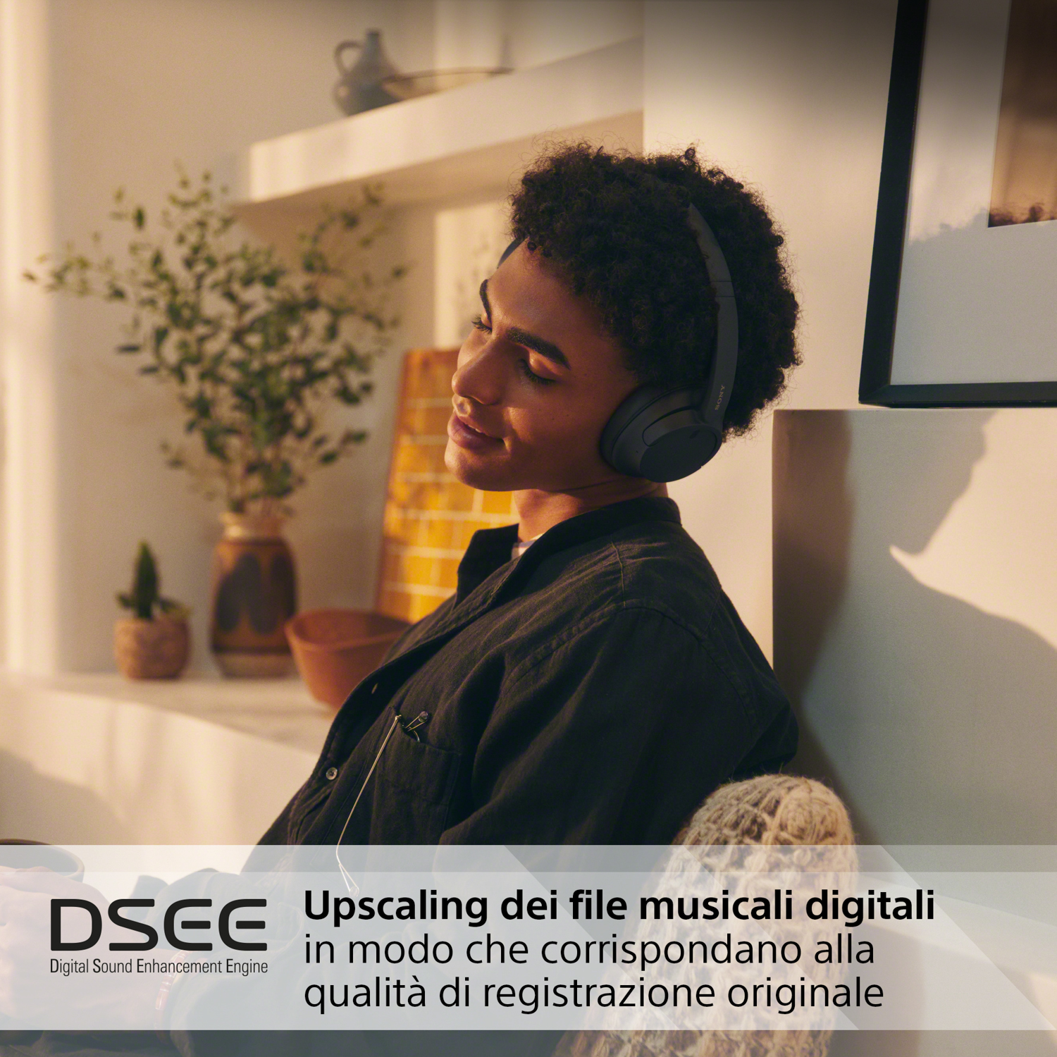 Una persona con le cuffie che ascolta musica, con testo sottostante sulla qualità del suono.