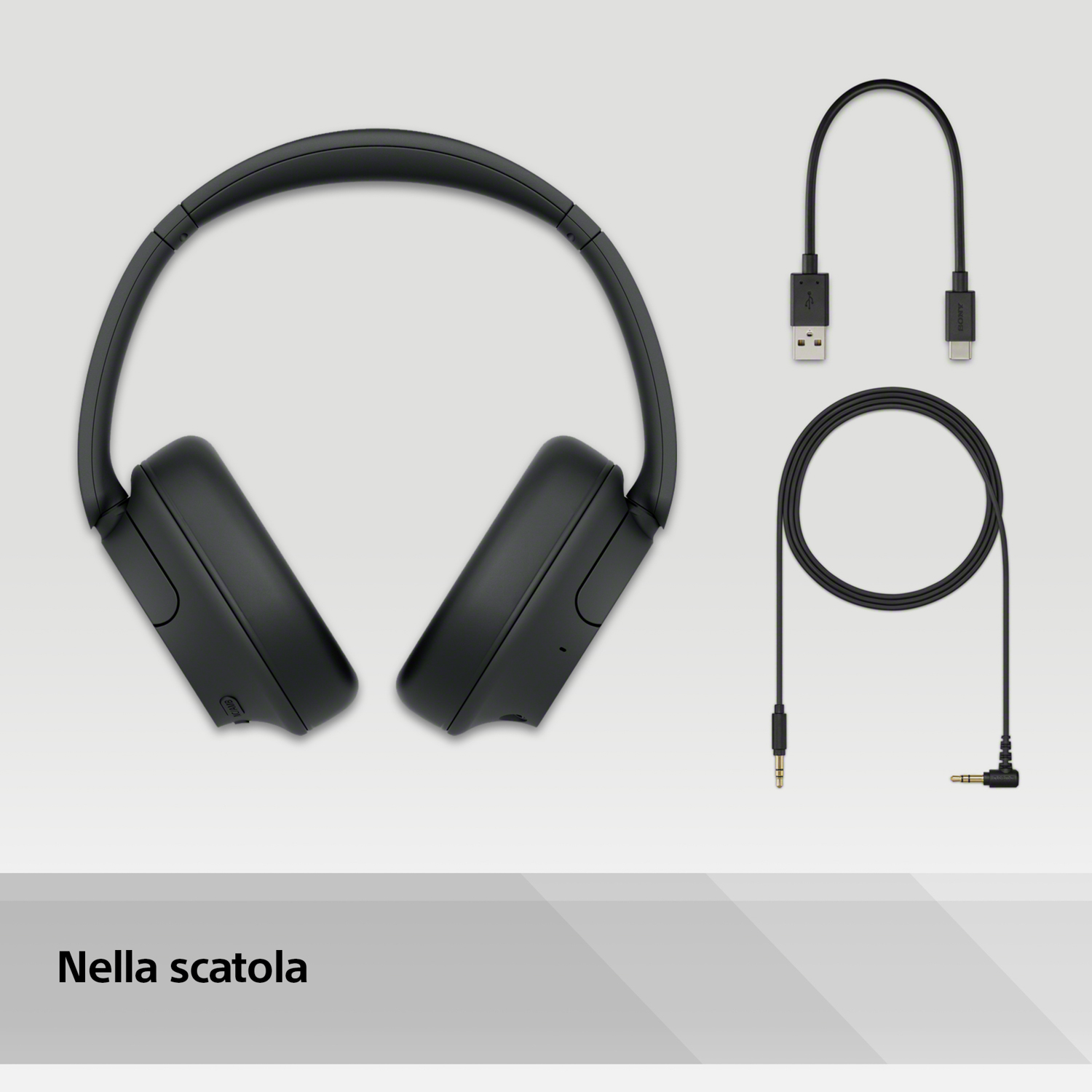 Cuffie nere e due cavi neri su sfondo grigio chiaro. Testo: Nella scatola.