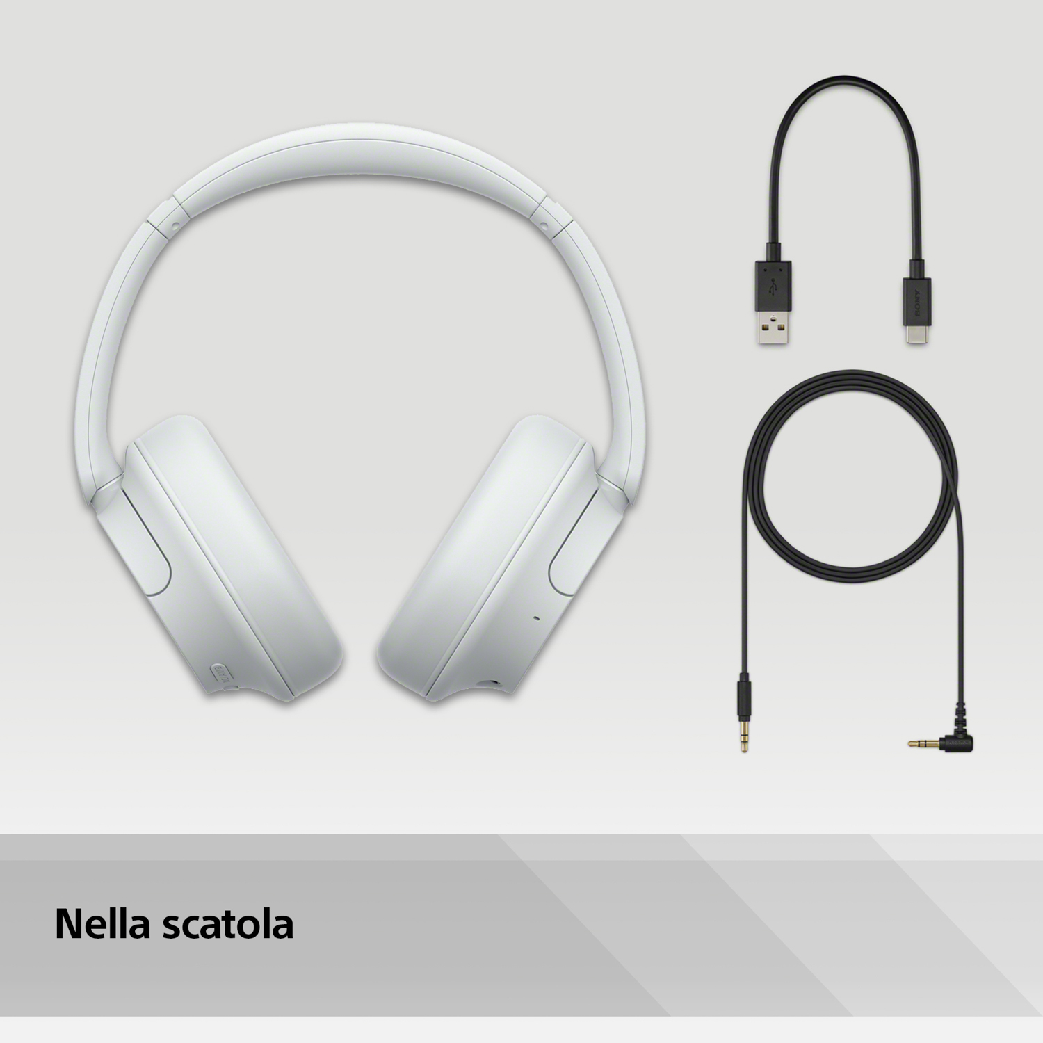 Cuffie bianche e due cavi su una superficie grigio chiaro, con testo sotto.