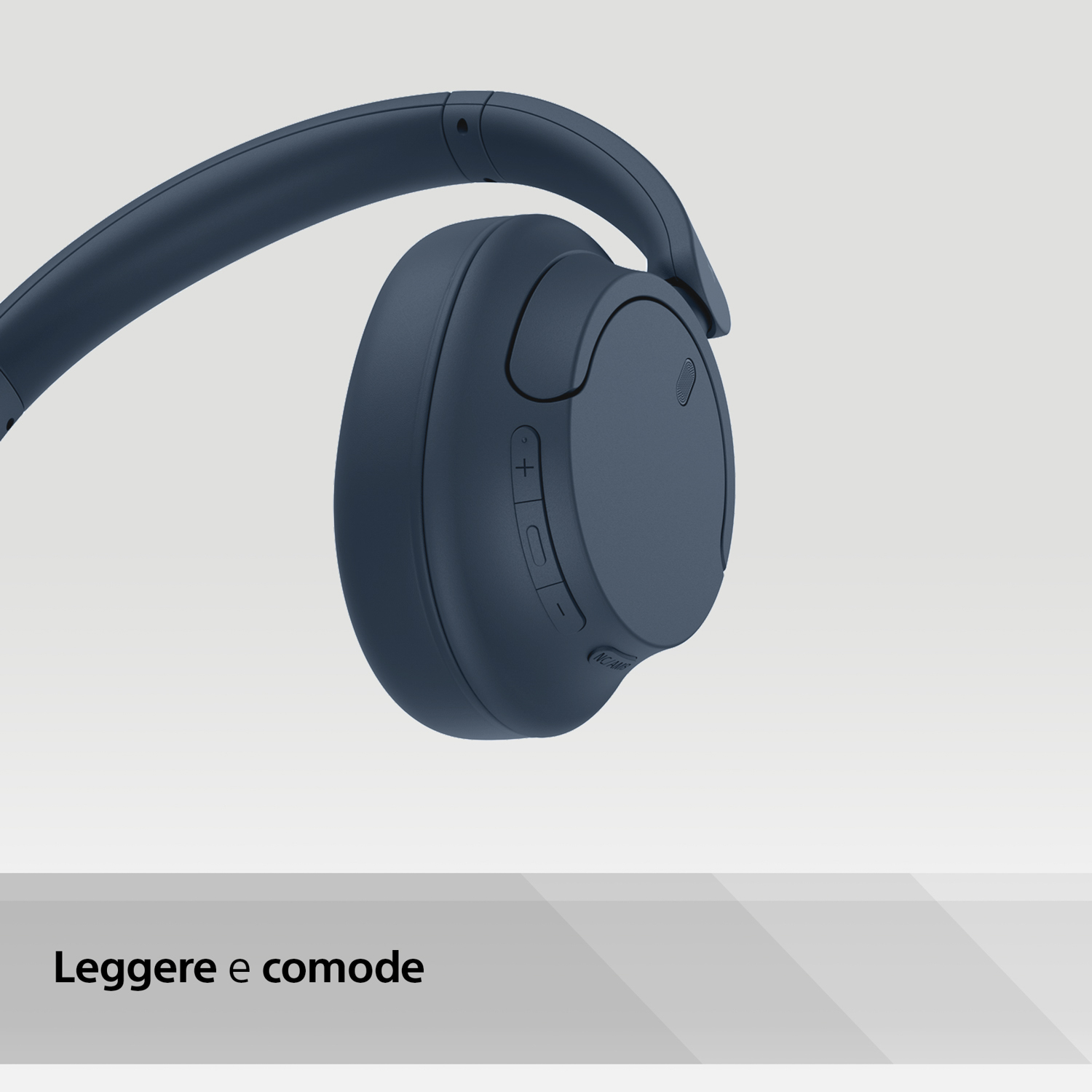 Cuffie blu con controlli volume su sfondo grigio chiaro.