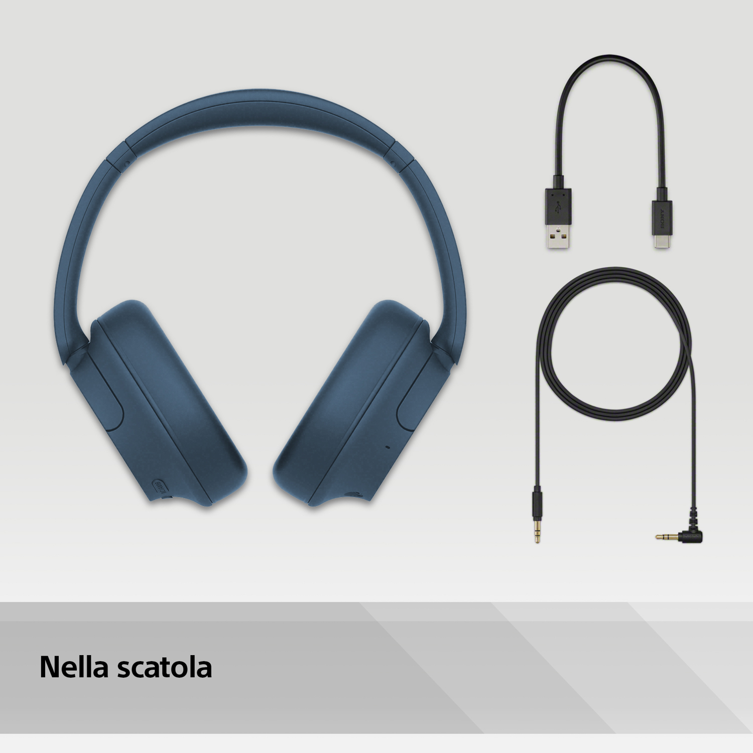 Cuffie blu, un cavo USB, un cavo USB-C e un cavo aux, il tutto su uno sfondo chiaro.