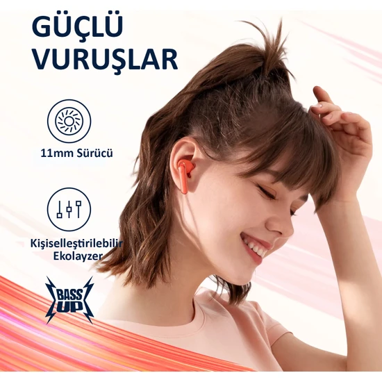 Kırmızı kulaklıklı, gülen, ses kalitesi hakkında metin içeren kadın.