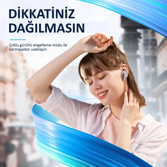 Kulaklık takan, gülümseyen ve müzik dinleyen kadın. Mavi tasarım öğeleri kadını çevreler.