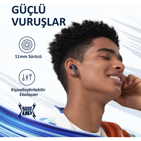 Mavi kulaklık takan, gülen, ses hakkında metin içeren adam.