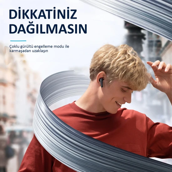 Orman ve araba gösteren büyük, kavisli bir televizyon ekranı.